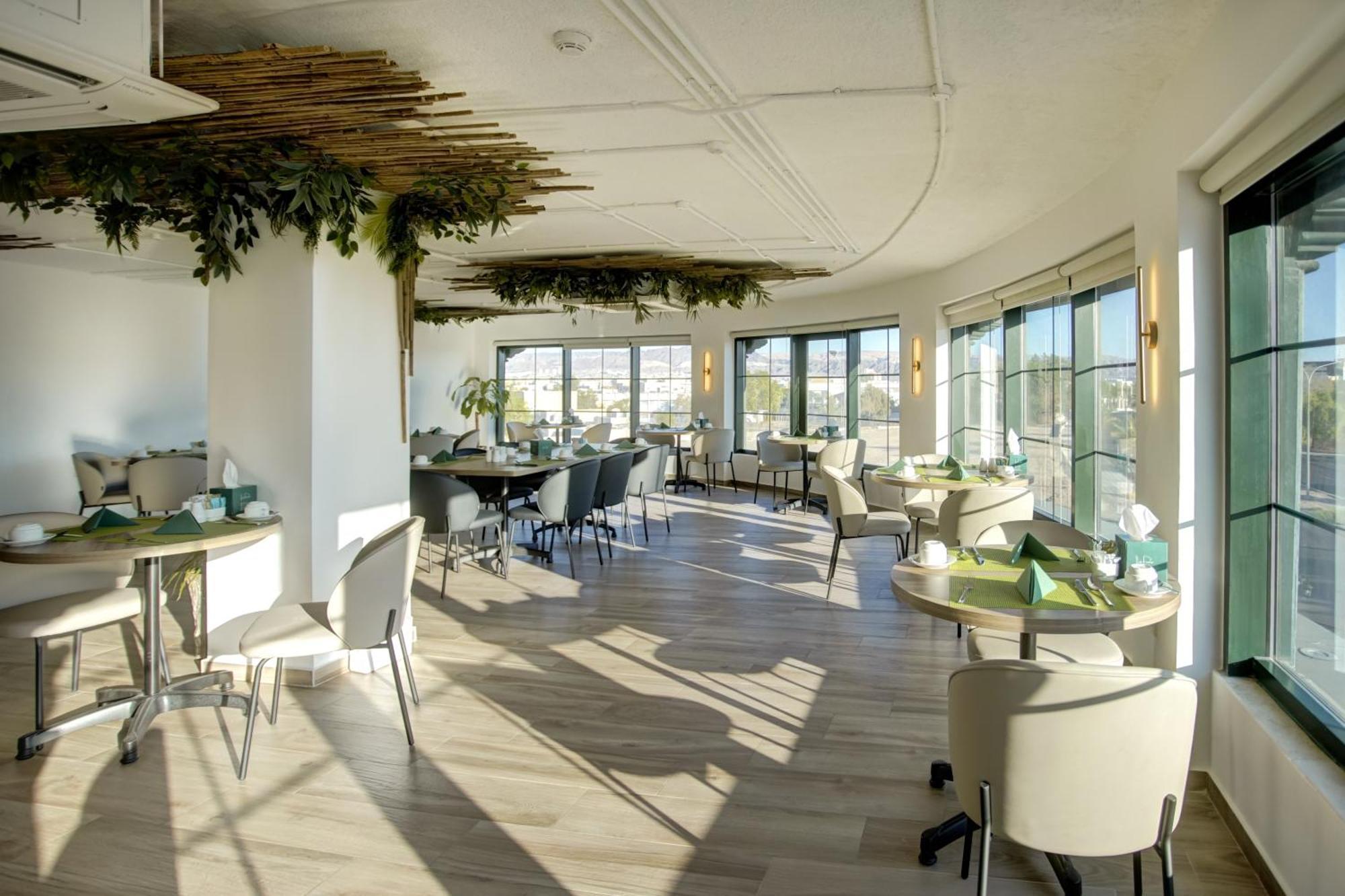 Bratus Hotel Акаба Екстериор снимка